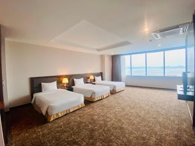 Driepersoonskamer met uitzicht — Muong Thanh Grand Ha Long Hotel
